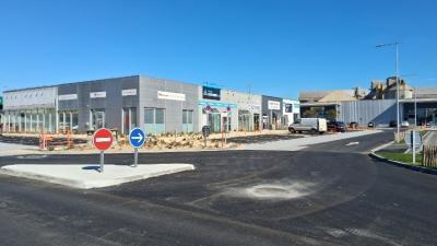Route qui donne sur la façade d'un commerce de la zone