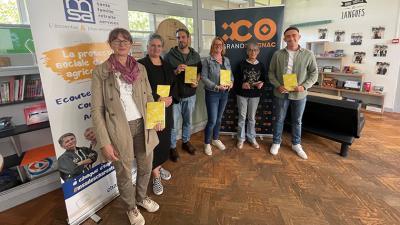 mois-des-parents-les partenaires tiennent le programme dans leurs mains