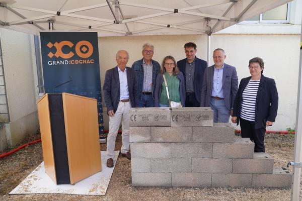 Pose-1ere-pierre-usine-traitement-eau-angeac-charente