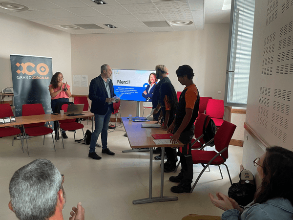 20260428-fin-stage-eleves-la-reunion ; les élèves reçoivent leur certificat, debout devant élus de Grand Cognac